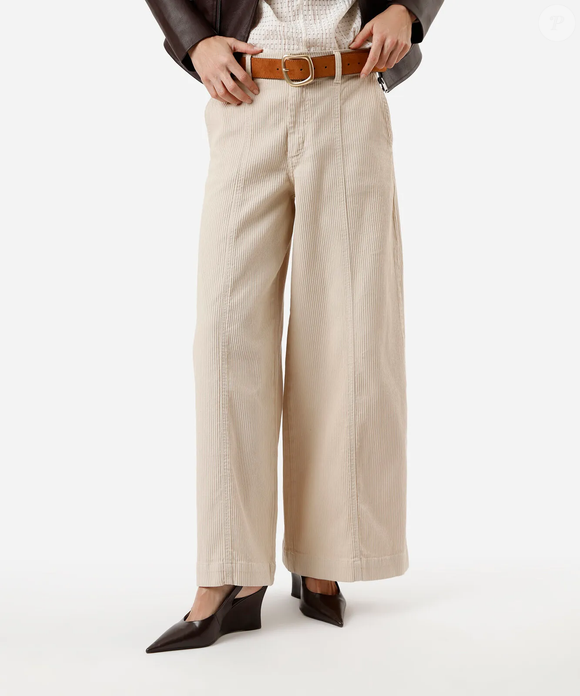 Com modelagem wide leg, cintura média e caimento solto ao corpo, a calça de veludo cotelê aposta em uma silhueta ampla que pode deixar o look de inverno mais sofisticado sem abrir mão do conforto