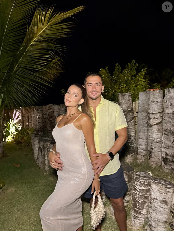 Hariany Almeida publicou uma foto ao lado de Renan Machado, irmão da cantora Anitta. "Que 2026 venha com ainda mais verdade, amor e luz", escreveu nas redes sociais.