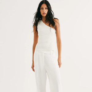 Quando pensamos em peças básicas e versáteis, a Hering é sempre uma marca curinga. Encontramos por lá um combo bem parecido com o da atriz: Calça Feminina Reta Cintura Alta Peach Touch "Off white" por R$ 269,99 ou 5x de R$ 54,00 sem juros