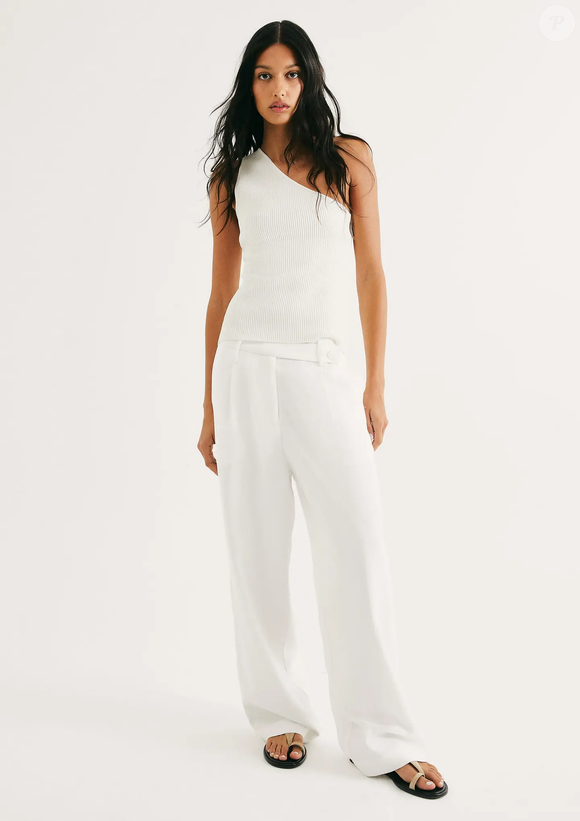 Quando pensamos em peças básicas e versáteis, a Hering é sempre uma marca curinga. Encontramos por lá um combo bem parecido com o da atriz: Calça Feminina Reta Cintura Alta Peach Touch "Off white" por R$ 269,99 ou 5x de R$ 54,00 sem juros