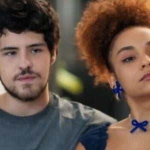 Tomás (Paulo Mendes) e Evelyn (Gi Fernandes) passarão perrengues ao morar na favela