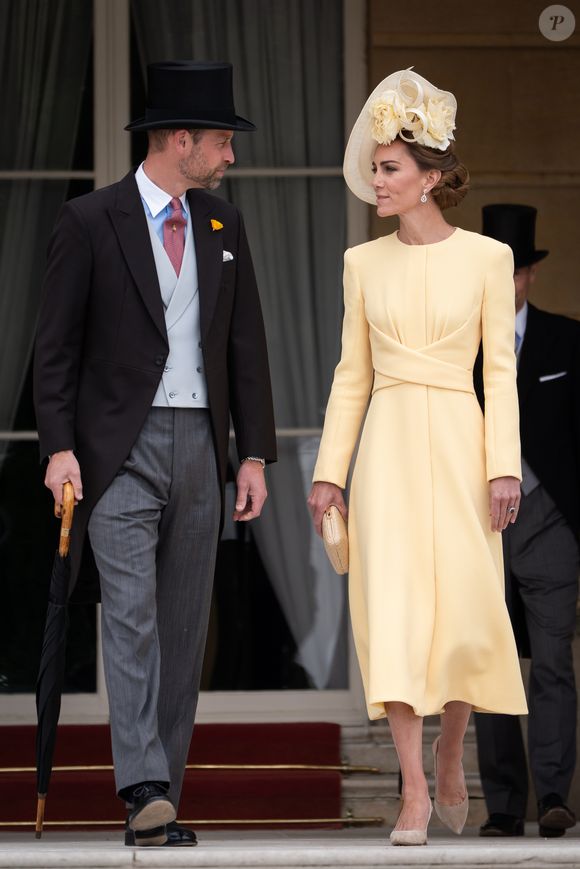 Enquanto Kate Middleton roubou a cena com um vestido amarelo e chapéu com detalhe florido, seu marido, o Príncipe William, usou um terno preto e cartola da mesma cor.