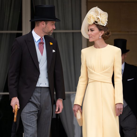Enquanto Kate Middleton roubou a cena com um vestido amarelo e chapéu com detalhe florido, seu marido, o Príncipe William, usou um terno preto e cartola da mesma cor.