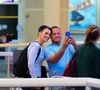 Ao passar pelos corredores do aeroporto no RJ, Ana Paula Arósio foi super simpática e ainda tirou foto com os fãs.