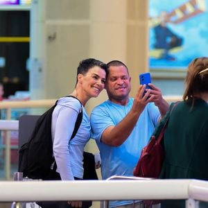 Ao passar pelos corredores do aeroporto no RJ, Ana Paula Arósio foi super simpática e ainda tirou foto com os fãs.