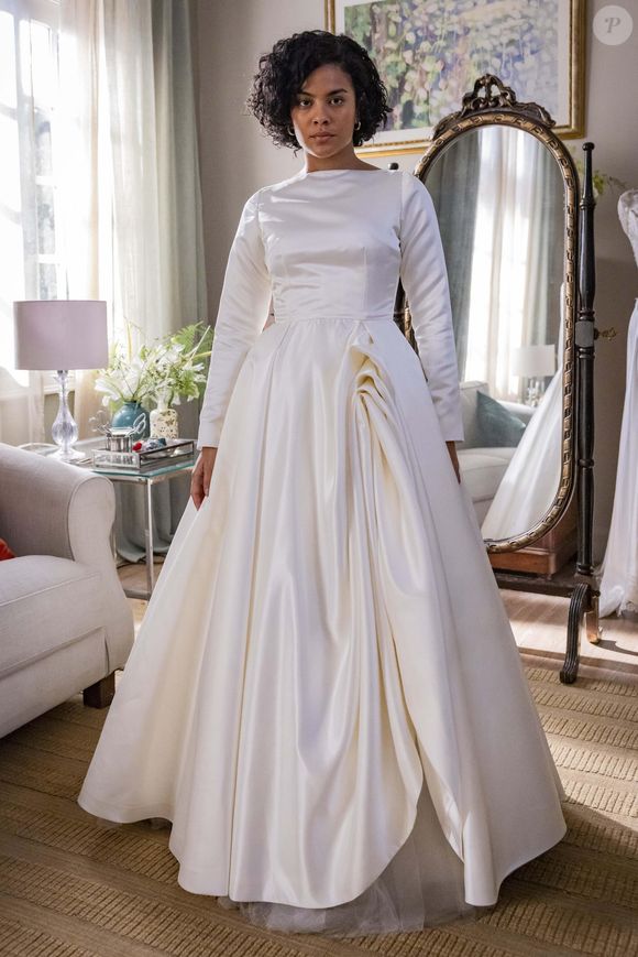 Em 'Vale Tudo', o primeiro vestido de noiva de Maria de Fátima (Bella Campos), rasgado pela mãe, era clean e minimalista