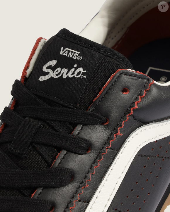 A tradicional inscrição "Serio" e os painéis SideStripe reforçam a inspiração nos anos 80 e destacam o DNA clássico da Vans