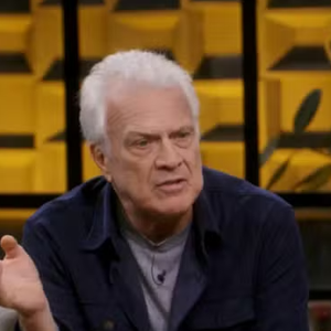 Há 23 anos, o Big Brother Brasil viveu uma cena que ninguém esqueceu: uma invasão nua ao vivo que surpreendeu Pedro Bial