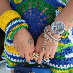 O look de crochê de Virginia Fonseca colocou o trabalho artesanal brasileiro entre os destaques da moda durante a Copa do Mundo