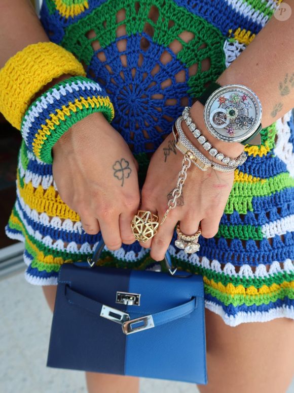 O look de crochê de Virginia Fonseca colocou o trabalho artesanal brasileiro entre os destaques da moda durante a Copa do Mundo