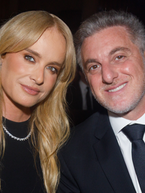 Sem calcinha? Angélica rouba a cena com vestido de recorte sexy em casamento de herdeira de bilionário. Fotos!