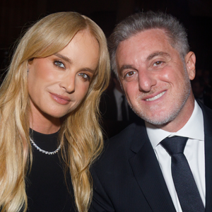 Sem calcinha? Angélica rouba a cena com vestido de recorte sexy em casamento de herdeira de bilionário. Fotos!