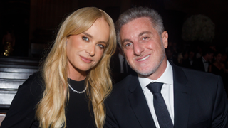 Sem calcinha? Angélica rouba a cena com vestido de recorte sexy em casamento de herdeira de bilionário. Fotos!