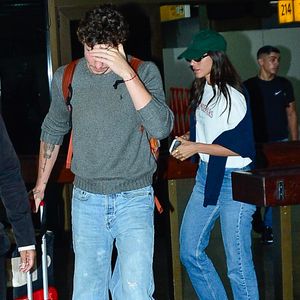 Bruna combinou o Cortez vermelho com jeans de lavagem média e camiseta branca de pegada clássica