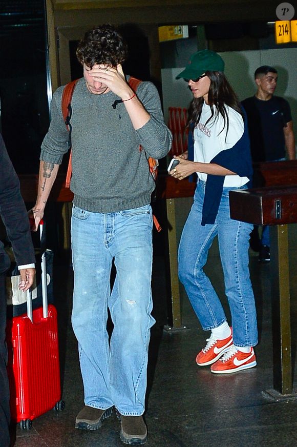 Bruna combinou o Cortez vermelho com jeans de lavagem média e camiseta branca de pegada clássica