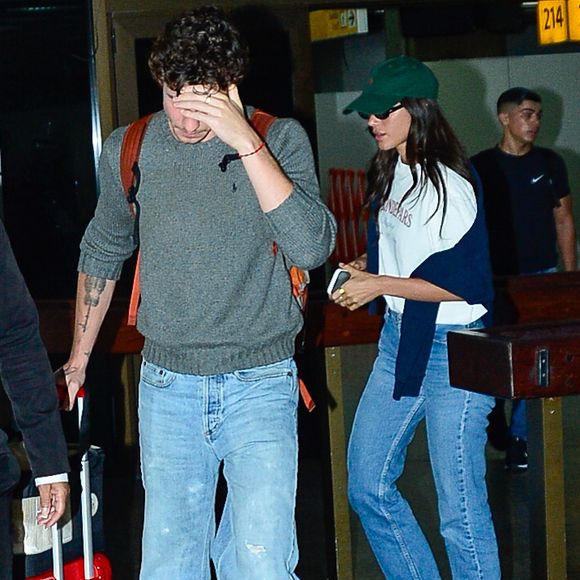 Bruna combinou o Cortez vermelho com jeans de lavagem média e camiseta branca de pegada clássica
