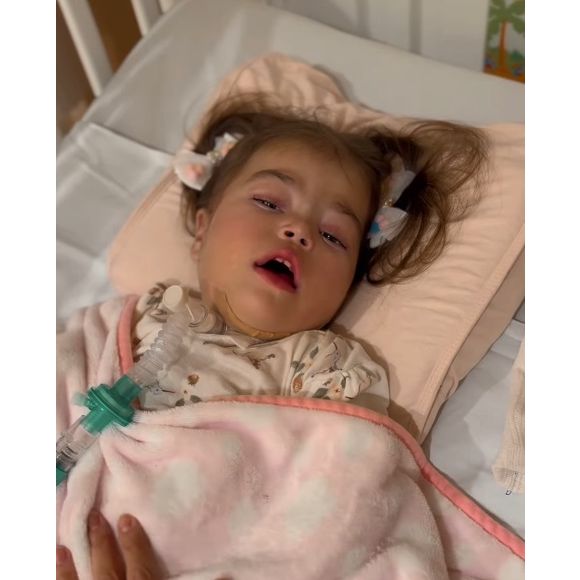 Filha de Letícia Cazarré e Juliano Cazarré, Maria Guilhermina passou por pelo menos cinco cirurgias em dois anos de vida