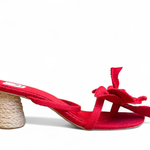 Sandália Orquídea Gigante Vermelho Cereja, da Design Floresta, lembra modelo de grife usado por Bruna Marquezine e custa R$ 880