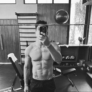 Cauã Reymond já apareceu aproveitando a academia da hospedagem para cuidar do seu corpo todo definido