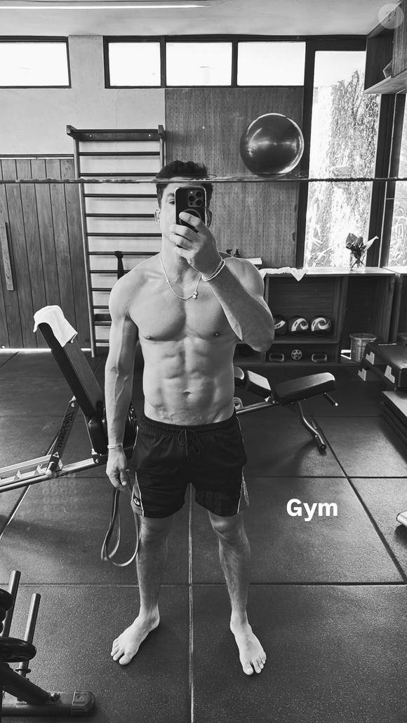 Cauã Reymond já apareceu aproveitando a academia da hospedagem para cuidar do seu corpo todo definido