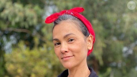 De acordo com a cabeleireira María Baras, muitas mulheres decidem assumir os cabelos brancos porque estão cansadas de retocar a tintura a cada três ou quatro semanas. A especialista explica que a manutenção frequente da coloração pode se tornar desgastante e que existem técnicas para facilitar a transição para os fios naturais