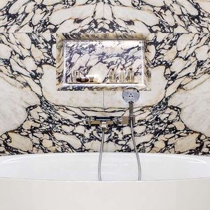 A suíte escolhida por Virgínia e Zé custa cerca de R$ 38 mil por noite e oferece uma experiência luxuosa com banheira privativa, máquina de café exclusiva e vista panorâmica da cidade