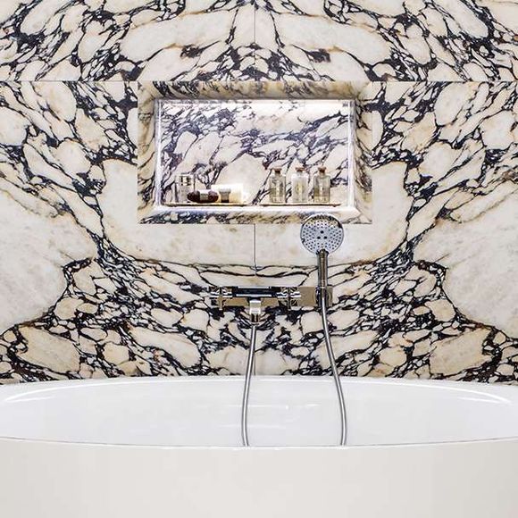 A suíte escolhida por Virgínia e Zé custa cerca de R$ 38 mil por noite e oferece uma experiência luxuosa com banheira privativa, máquina de café exclusiva e vista panorâmica da cidade