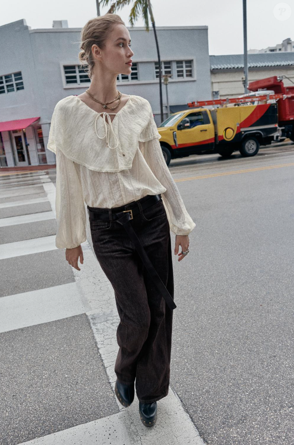 Blusa boho chic na Zara Brasil: peça na cor creme com miçangas, laço e babados chama atenção e promete te deixar mais renovada. Roupa está custando R$ 279,00.