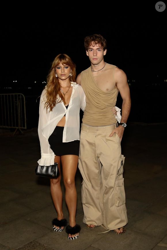 Conhecido por seu estilo ousado e sem medo de quebrar padrões de gênero na moda, Pietro usou para a ocasião especial uma regata na cor bege areia e com tule franzido da grife Dolce & Gabanna