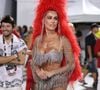 Deborah Secco completou o look com um acessório de cabeça vermelho reluzente