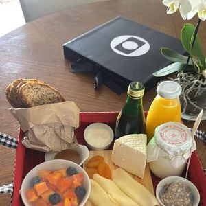Iogurte, queijos, água de luxo, granola e mais: César Tralli ganhou cesta de café da manhã da mulher, Ticiane Pinheiro, em 3 de novembro de 2025