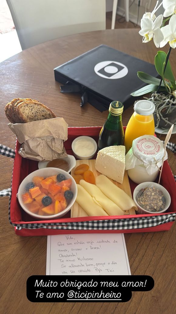 Iogurte, queijos, água de luxo, granola e mais: César Tralli ganhou cesta de café da manhã da mulher, Ticiane Pinheiro, em 3 de novembro de 2025