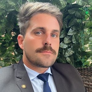 Thiago Gagliasso afirmou ter aprendido a gostar de cachorros com o pai de Bruno Gagliasso, seu irmão por parte de mãe