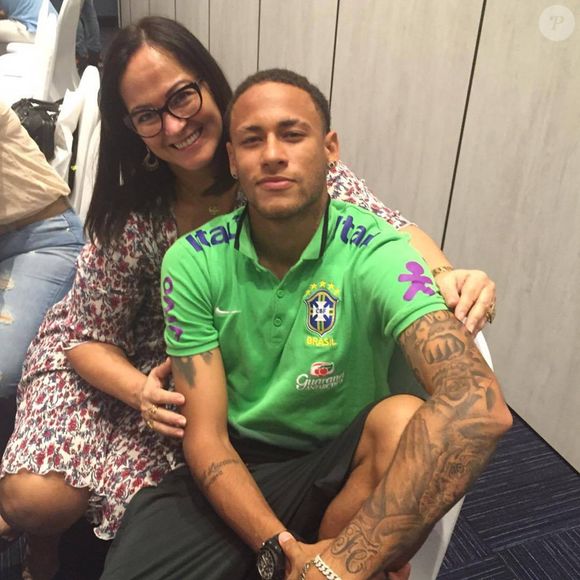 Nadine Gonçalves em foto ao lado de Neymar em 2015, há 10 anos