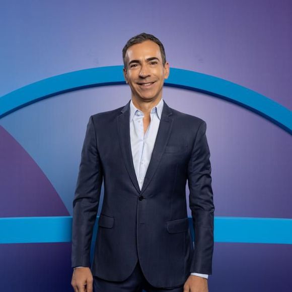 César Tralli afirma que cuidava da ‘monocelha’, aqueles pelinhos espessos que dão a impressão de que a pessoa tem apenas uma sobrancelha, no local