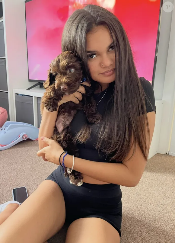 Uma adolescente britânica de 17 anos viveu uma experiência quase fatal após ignorar por semanas uma irritação no olho que, inicialmente, acreditava ser apenas reflexo de um resfriado