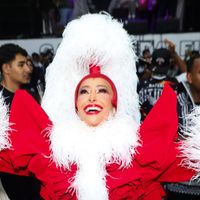 Ho-ho-ho no samba! Sabrina Sato surge com roupa extravagante de Mamãe Noel em ensaio de carnaval. Fotos!