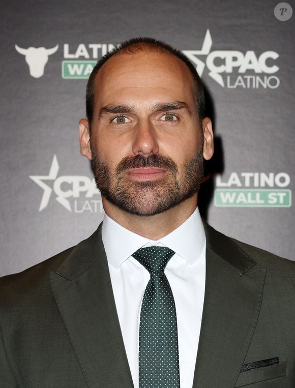 Eduardo Bolsonaro compartilha imagem e cita Donald Trump em agradecimento durante manifestação