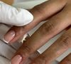 Unhas com manicure francesinha: transmite uma sensação de elegância e sofisticação, ainda mais se feita em tons clássicos como branco e transparente. Noivas costumam usar.