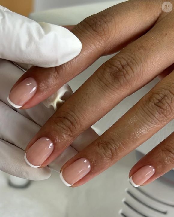 Unhas com manicure francesinha: transmite uma sensação de elegância e sofisticação, ainda mais se feita em tons clássicos como branco e transparente. Noivas costumam usar.