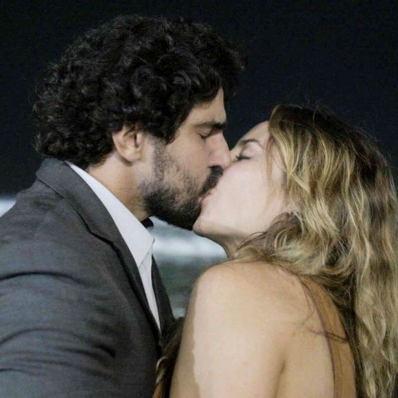 Ivan (Renato Góes) e Heleninha (Paolla Oliveira) dão o primeiro beijo no capítulo de 24 de maio na novela 'Vale Tudo'