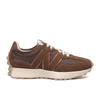 O New Balance 327V1 na cor avelã é uma alternativa aos tênis brancos e promete combinar com as produções mais sofisticadas do guarda-roupa, incluindo terninhos clássicos e looks de trabalho