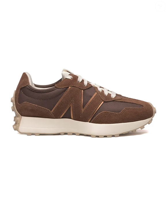 O New Balance 327V1 na cor avelã é uma alternativa aos tênis brancos e promete combinar com as produções mais sofisticadas do guarda-roupa, incluindo terninhos clássicos e looks de trabalho