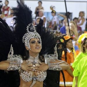 Anitta desfilou na Mocidade no Carnaval 2016 e três anos anos, na Portela
