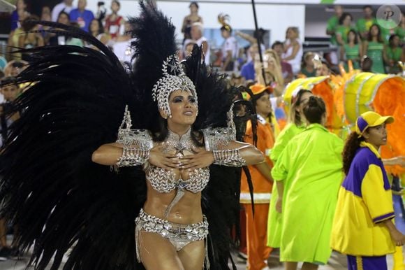 Anitta desfilou na Mocidade no Carnaval 2016 e três anos anos, na Portela