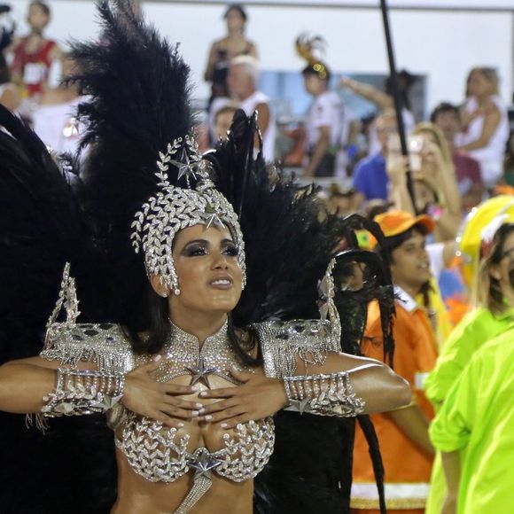 Anitta desfilou na Mocidade no Carnaval 2016 e três anos anos, na Portela