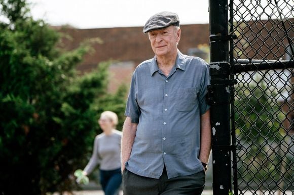 Michael Caine já conquistou um BAFTA e dois Oscars de Melhor Ator Coadjuvante, além de ter recebido da Rainha Elizabeth II o título de cavaleiro por sua contribuição às artes dramáticas