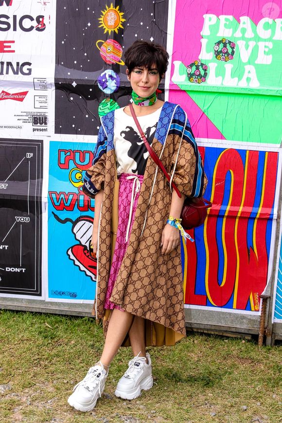 Looks dos famosos do Lollapalooza: toda grifada de Gucci, Fernanda Paes Leme apostou no mix de cores para curtir o festival bem confortável