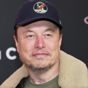 2024: Elon Musk deixou sua barba por fazer e mostrou que, diferente das outras ocasiões, seus fios do rosto já estavam brancos