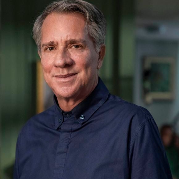 Eugênio (Luis Salém) entra no quarto e toma das mãos de Fátima (Bella Campos) uma caixa de joias. “Com a sua licença“, dirá ele no momento em que toma os objetos de valor.